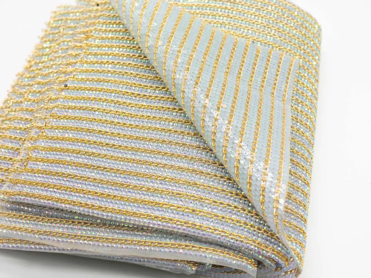 Почему стоит купить качественные стразовые полотна для своих творческих проектов